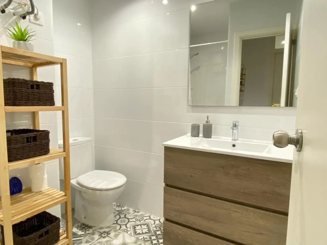 Lovely New Apartment 20 Minutes From Barcelona Center.